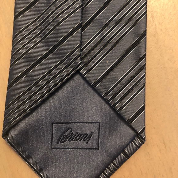 Brioni 100% Silk Black / Gray / Silver Stripe Tie - Picture 3 of 4